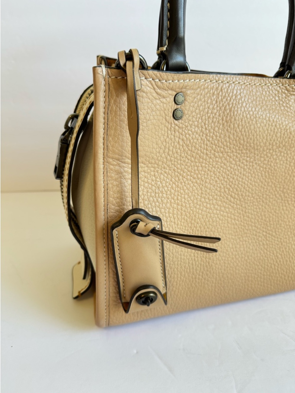 COACH 1941 Rogue 25: Two-Tone in Beige and Black - Picture 4 of 16